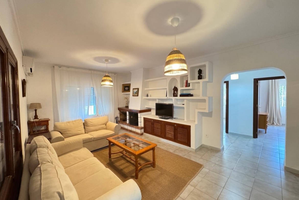 VILLA EN CABO ROIG A 800 METROS DE LA PLAYA CON PARCELA DE 890 M2. 3 DORM. 2 BAÑOS. PISCINA PRIVADA.