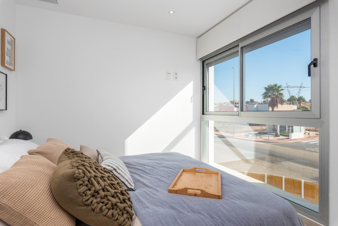 VILLA DE OBRA NUEVA EN LOS ALCÁZARES CON VISTAS AL MAR MENOR. 3 DORM. 2 BAÑOS. CON PISCINA PROPIA. PARCELA 230 M2.