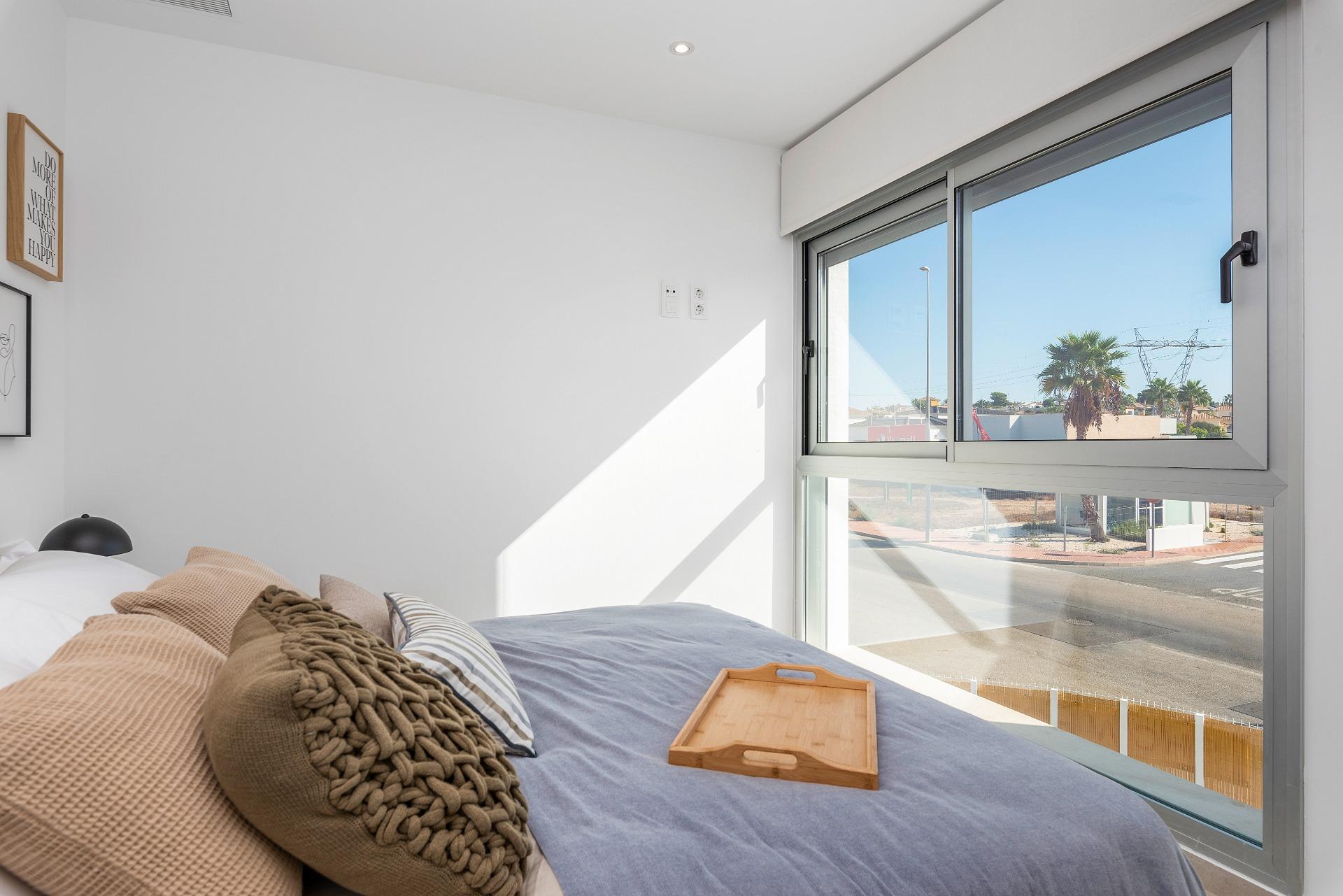 VILLA DE OBRA NUEVA EN LOS ALCÁZARES CON VISTAS AL MAR MENOR. 3 DORM. 2 BAÑOS. CON PISCINA PROPIA. PARCELA 230 M2.