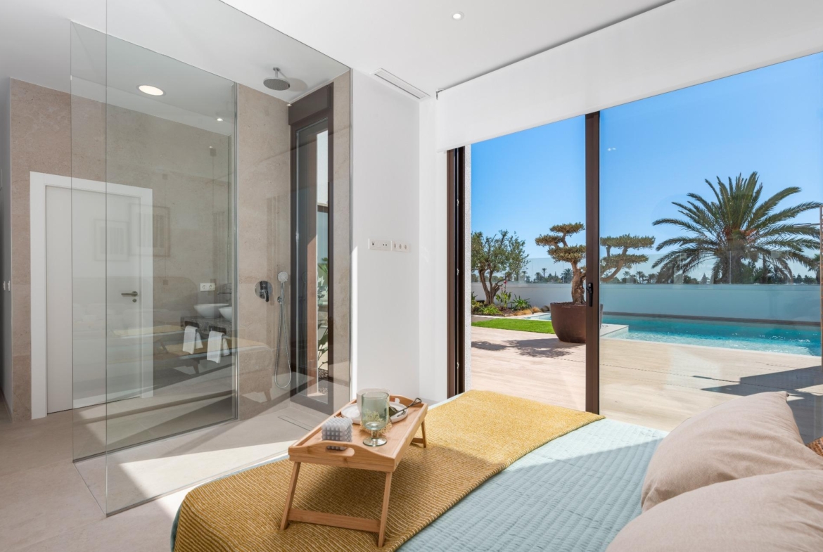 NEW BUILD VILLA IN LOS ALCÁZARES WITH VIEWS TO MAR MENOR. WITH PRIVATE POOL AND PARKING. 3 BEDROOMS. 2 BATHROOMS. PLOT 297 M2.