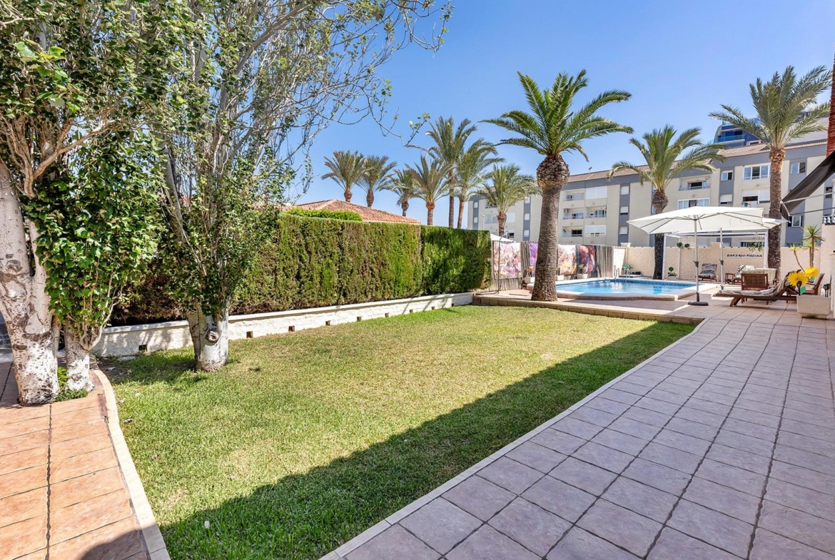 VILLA EN PUNTA PRIMA A 100 METROS DE PLAYA CON SUPERFICIE 212 M2. CON PARCELA DE 442 M2. CON PISCINA PRIVADA.