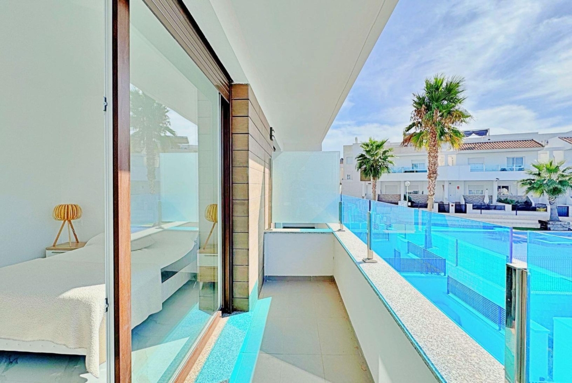 BUNGALOW EN LOS BALCONES CON ENORME SOLARIUM. 3 DORM. 3 BAÑOS. 113 M2 SUPERFICIE. PISCINA COMUNITARIA.