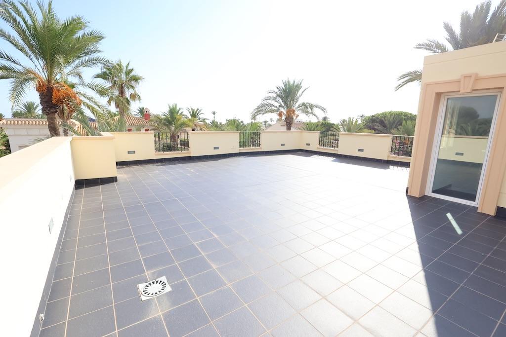 Cabo Roig Vrijstaande villa op een hoek grond van 415 m2 met twee straten