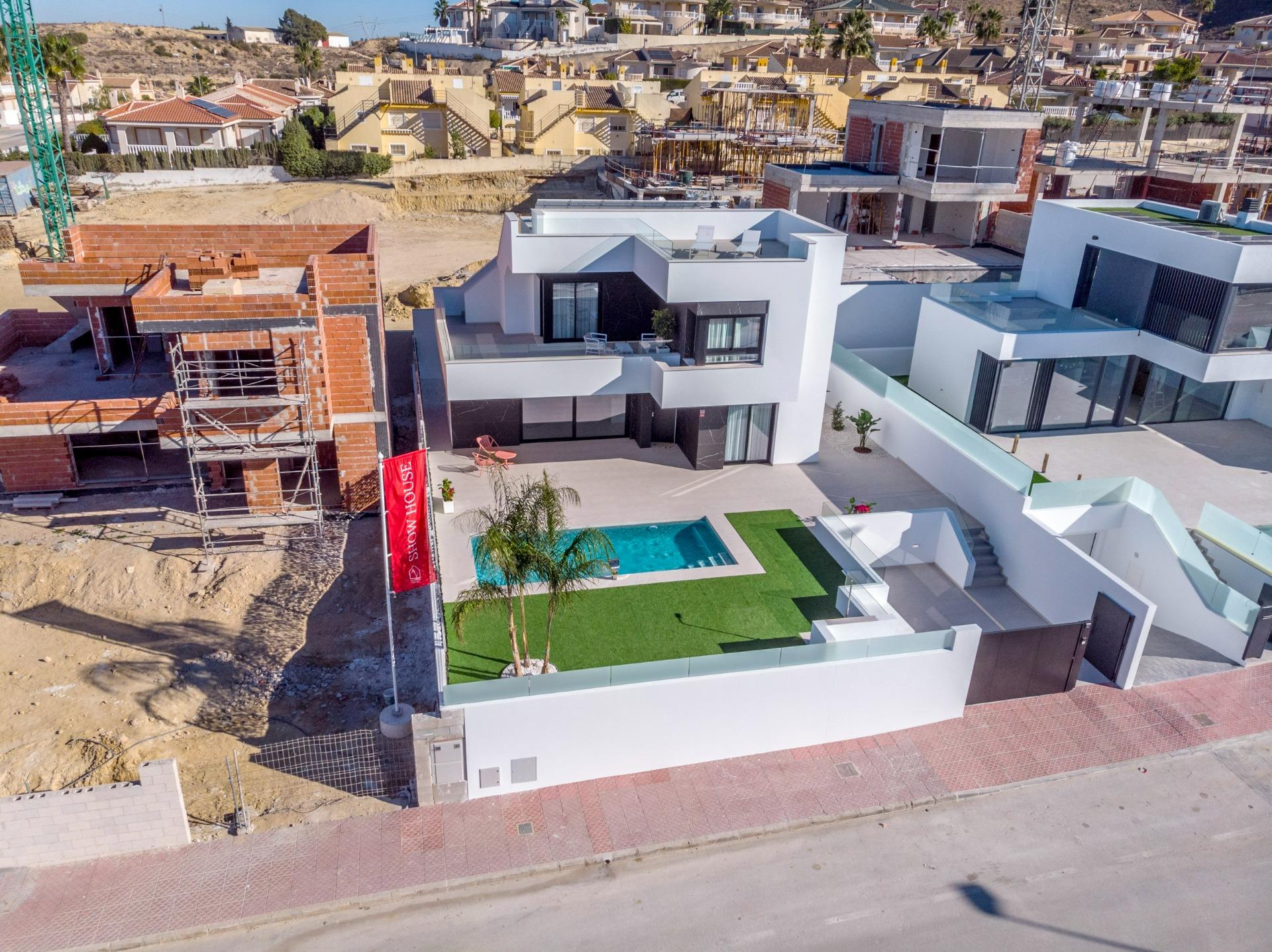 LUXURY VILLAS. NEW CONSTRUCTION. PILOT FLAT DONE.