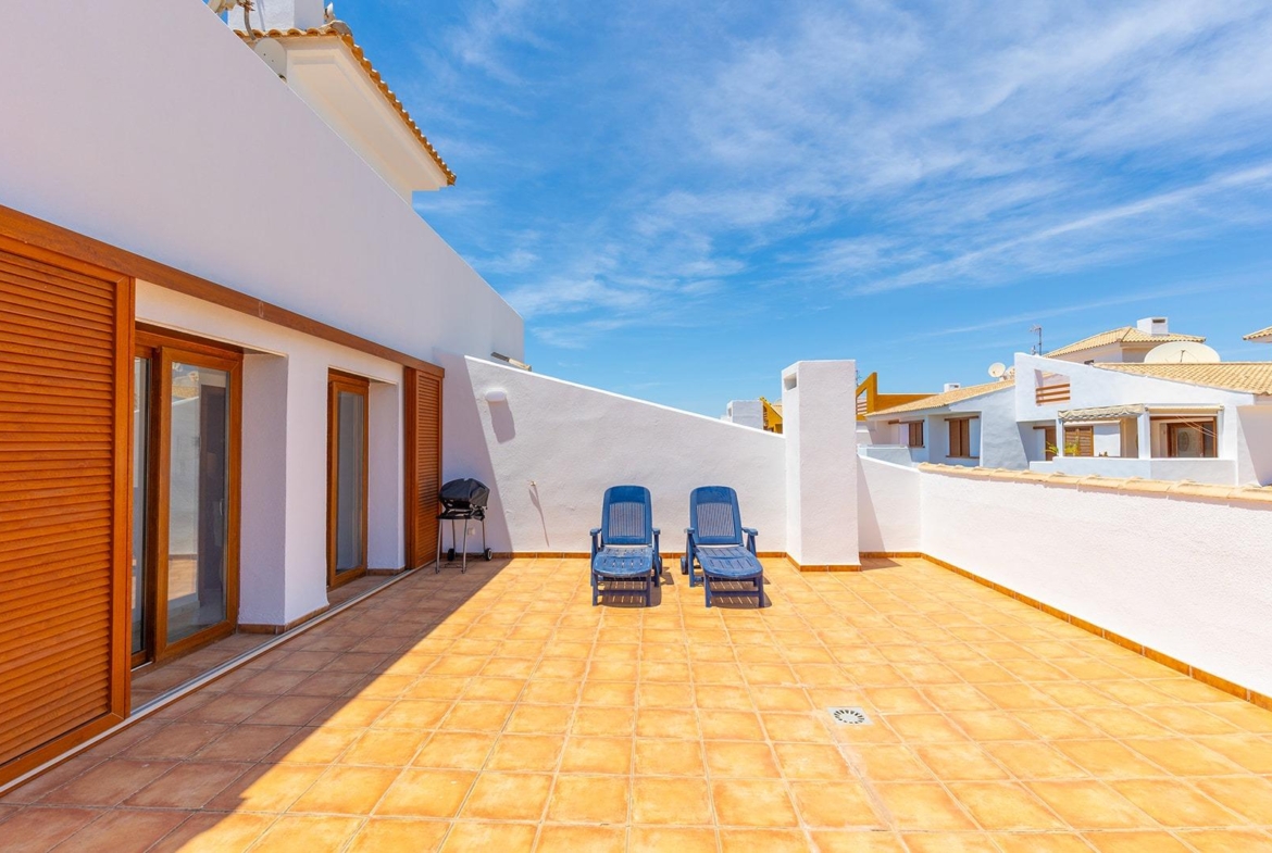“LA RECOLETA” ATICO CON TRES TERRAZAS. GARAJE+TRASTERO. 2 DORM. 2 BAÑOS. 201 M2. PISCINAS.