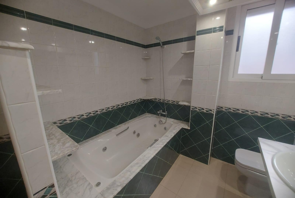 EDIFICIO EN ORIHUELA CIUDAD. 3 DORM. 2 BAÑOS. GARAJE. TRASTEROS