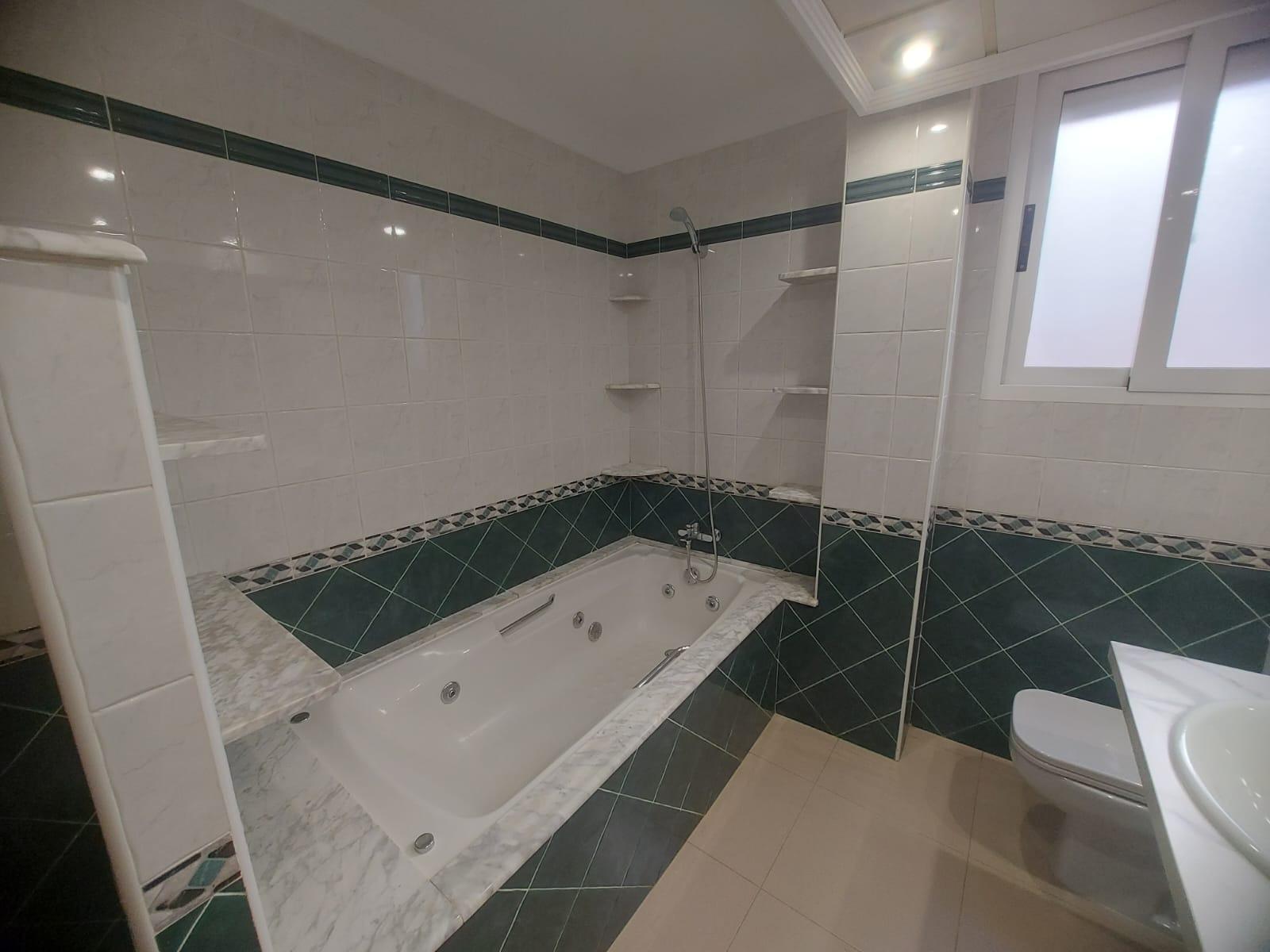 3-27-33 EDIFICIO EN ORIHUELA CIUDAD. 3 DORM. 2 BAÑOS. GARAJE. TRASTEROS
