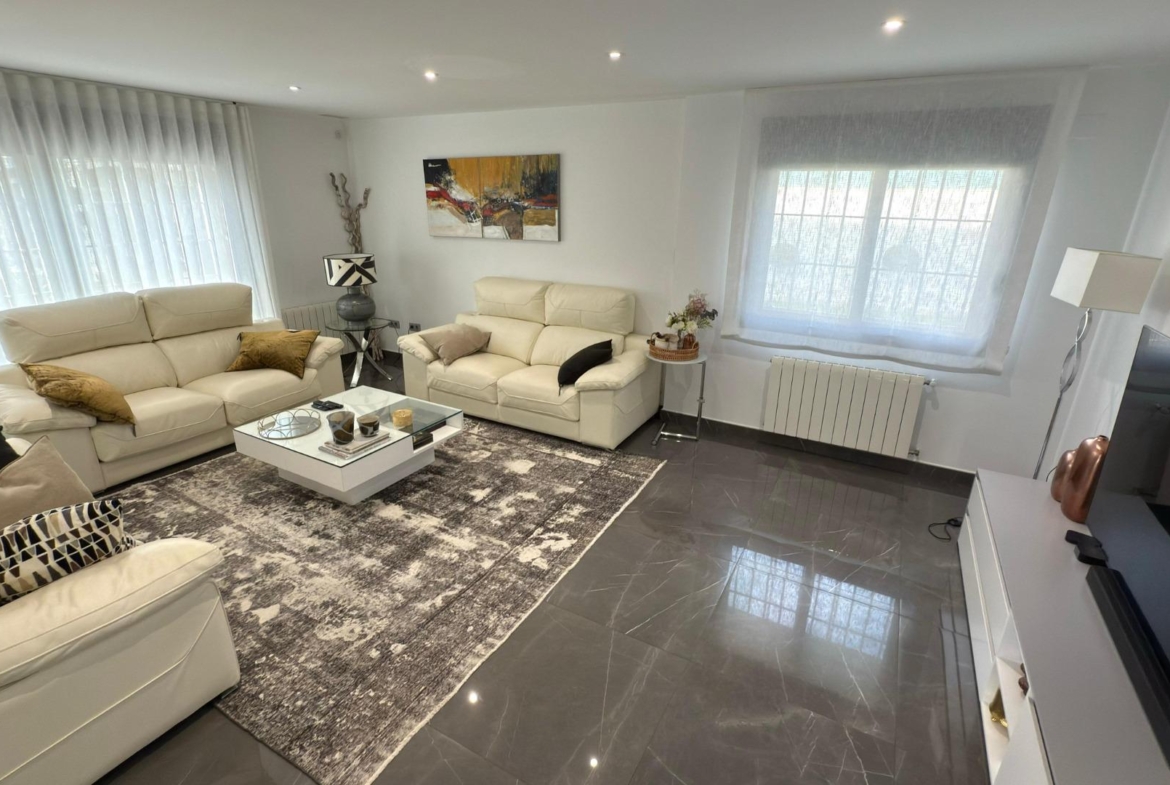 Detached villa with private pool and large plot