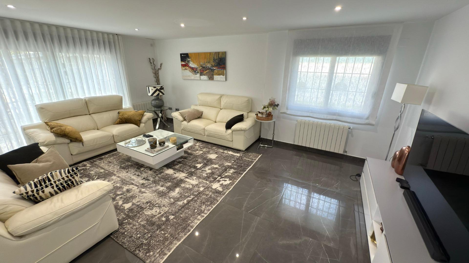 3-27-36 Detached villa with private pool and large plot