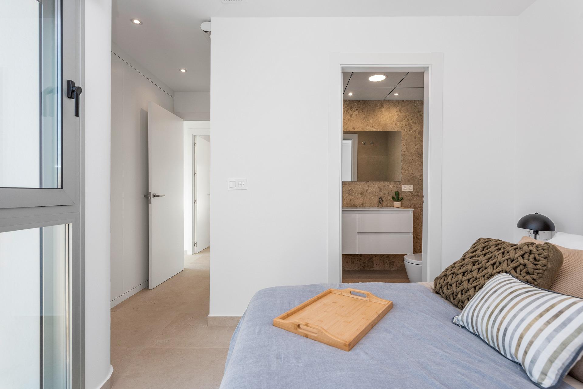 VILLA DE OBRA NUEVA EN LOS ALCÁZARES CON VISTAS AL MAR MENOR. 3 DORM. 2 BAÑOS. CON PISCINA PROPIA. PARCELA 230 M2.