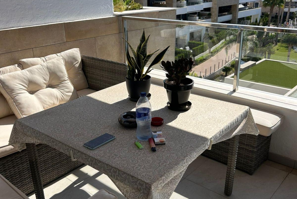 ÁTICO EN PLAYA FLAMENCA CON SOLARIUM PRIVADO. 2 DORM. 2 BAÑOS. 80 M2 DE SUPERFICIE. PISCINAS COMUN.