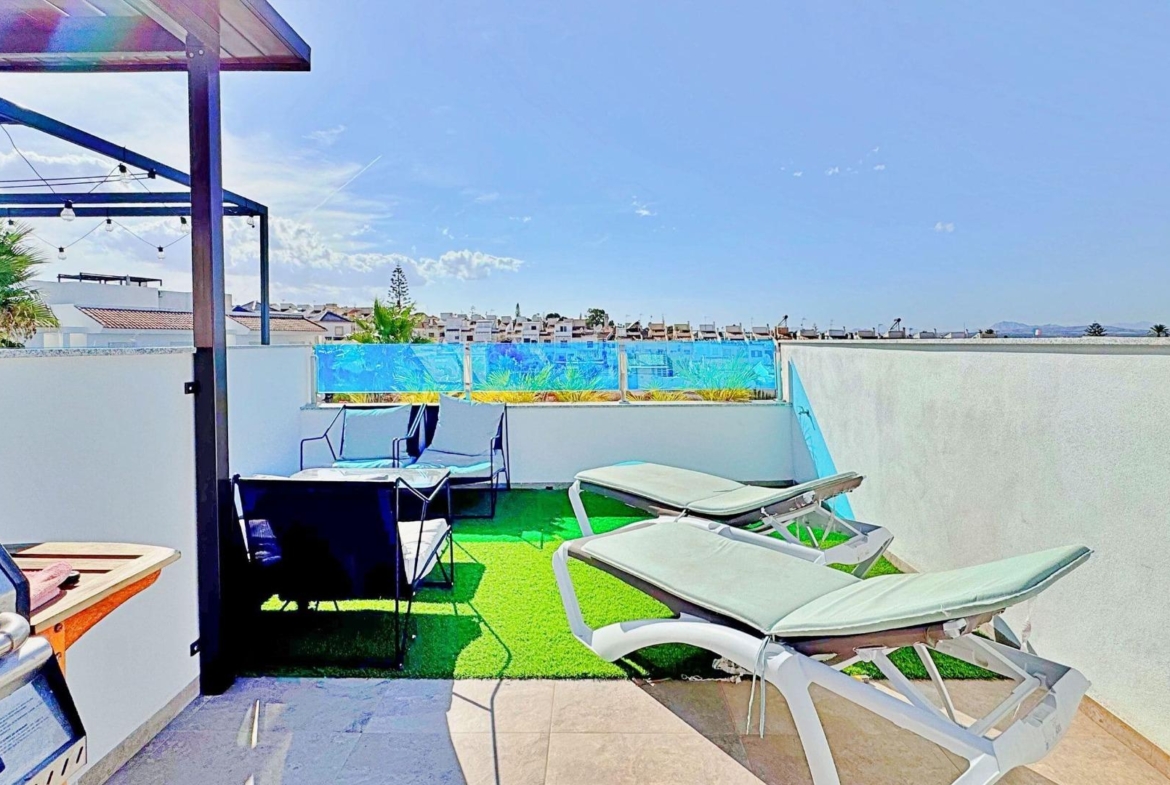 BUNGALOW EN LOS BALCONES CON ENORME SOLARIUM. 3 DORM. 3 BAÑOS. 113 M2 SUPERFICIE. PISCINA COMUNITARIA.