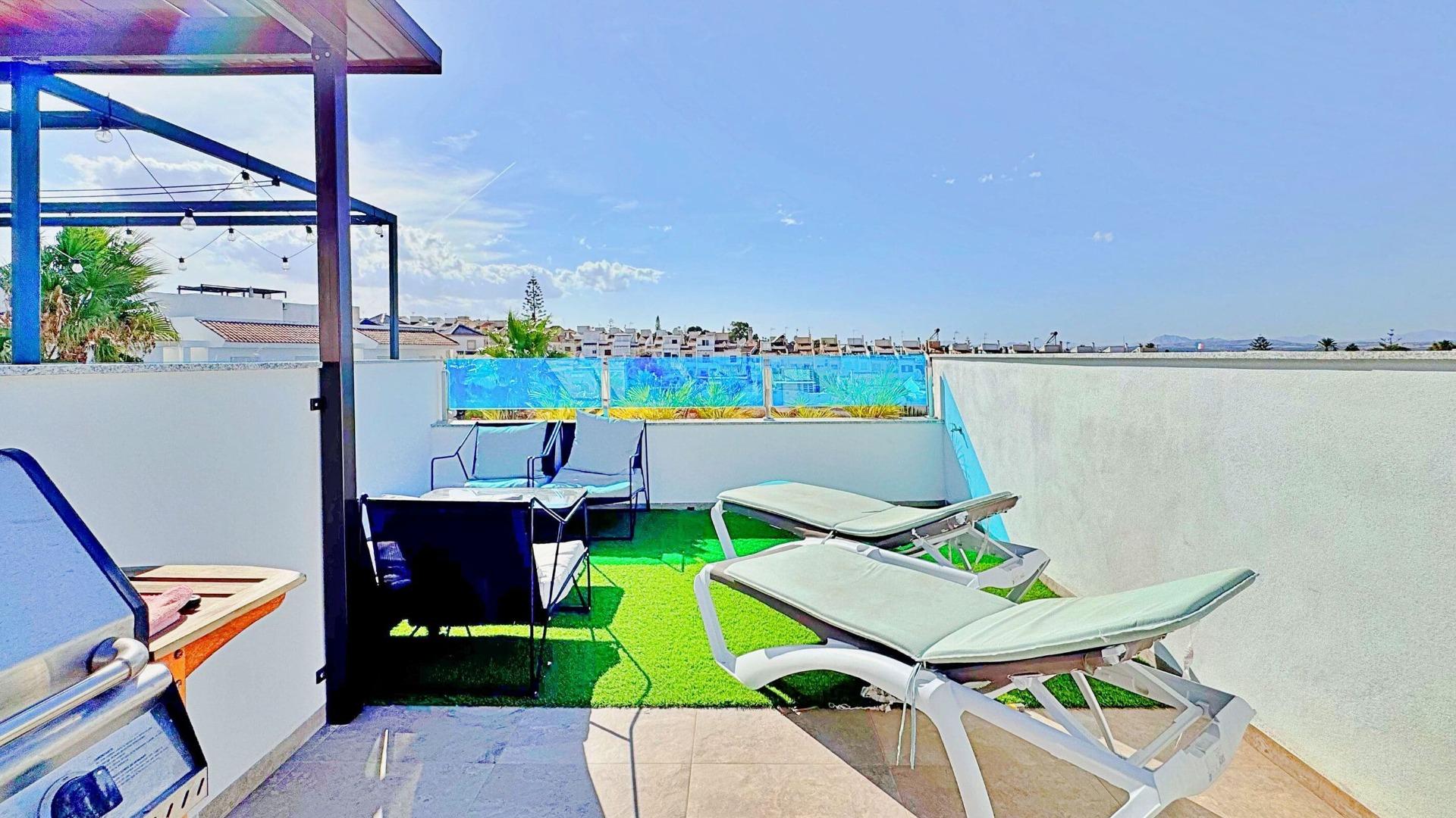 BUNGALOW EN LOS BALCONES CON ENORME SOLARIUM. 3 DORM. 3 BAÑOS. 113 M2 SUPERFICIE. PISCINA COMUNITARIA.
