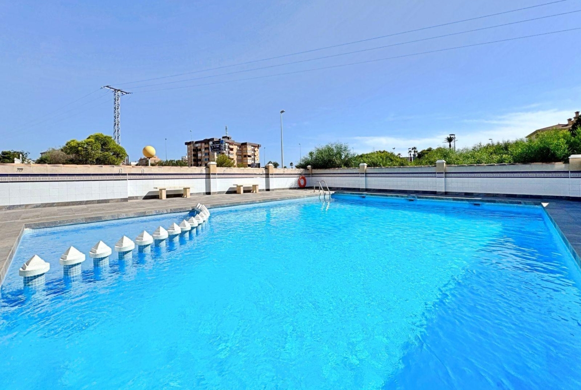 BUNGALOW PLANTA ALTA CON SOLARIUM DE 30 M2 Y A 650 METROS DE PLAYA LA ZENIA. 2 DORM. 1 BAÑO. PISCINA COMUNITARIA.