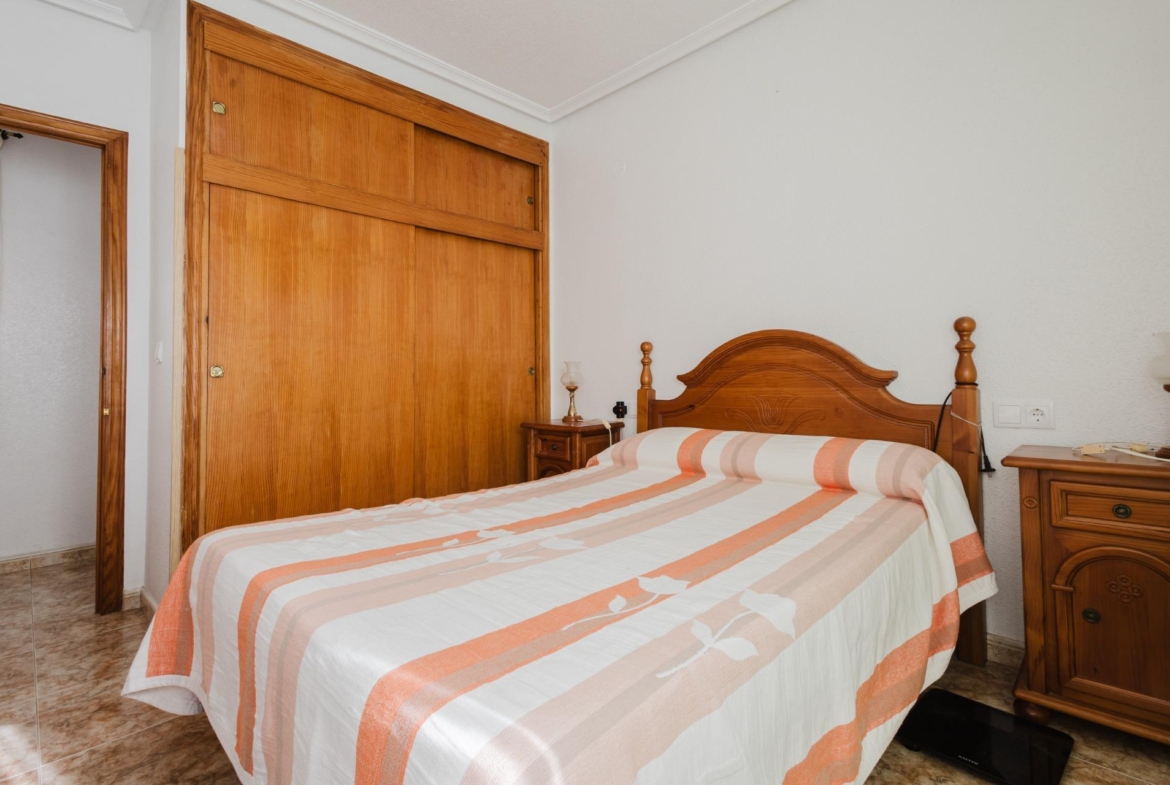 AMPLIO ÁTICO JUNTO A LA PLAYA DE 2 HABITACIONES + GARAJE