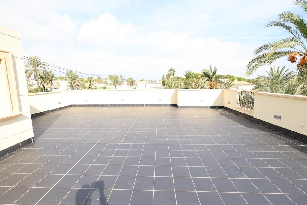 Cabo Roig Vrijstaande villa op een hoek grond van 415 m2 met twee straten