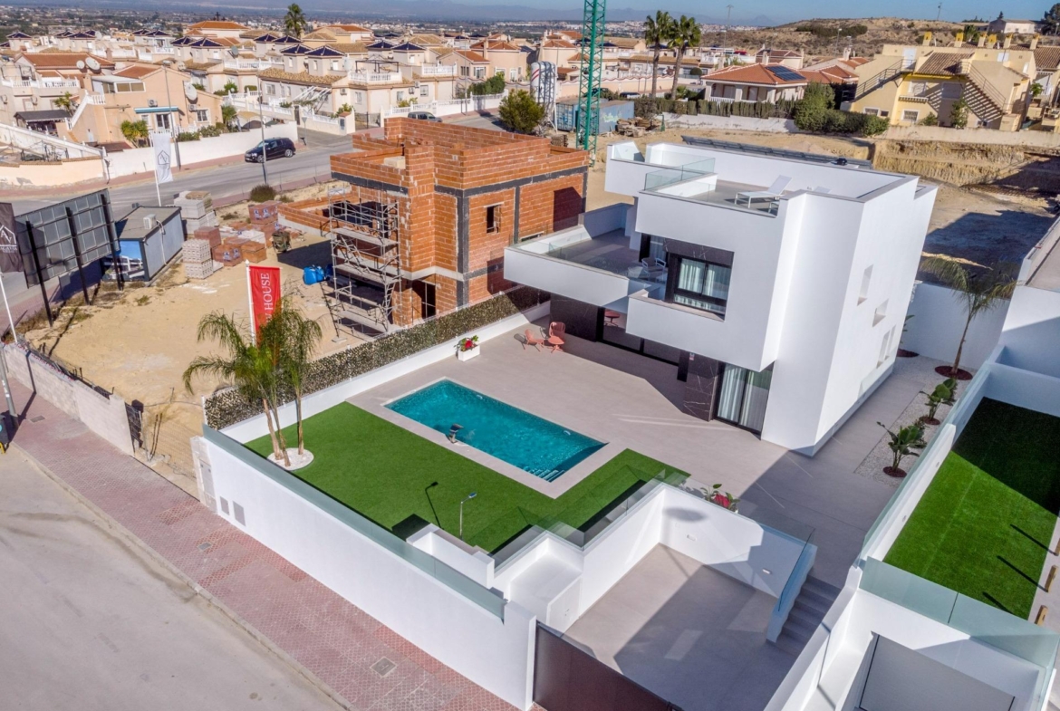 LUXURY VILLAS. NEW CONSTRUCTION. PILOT FLAT DONE.