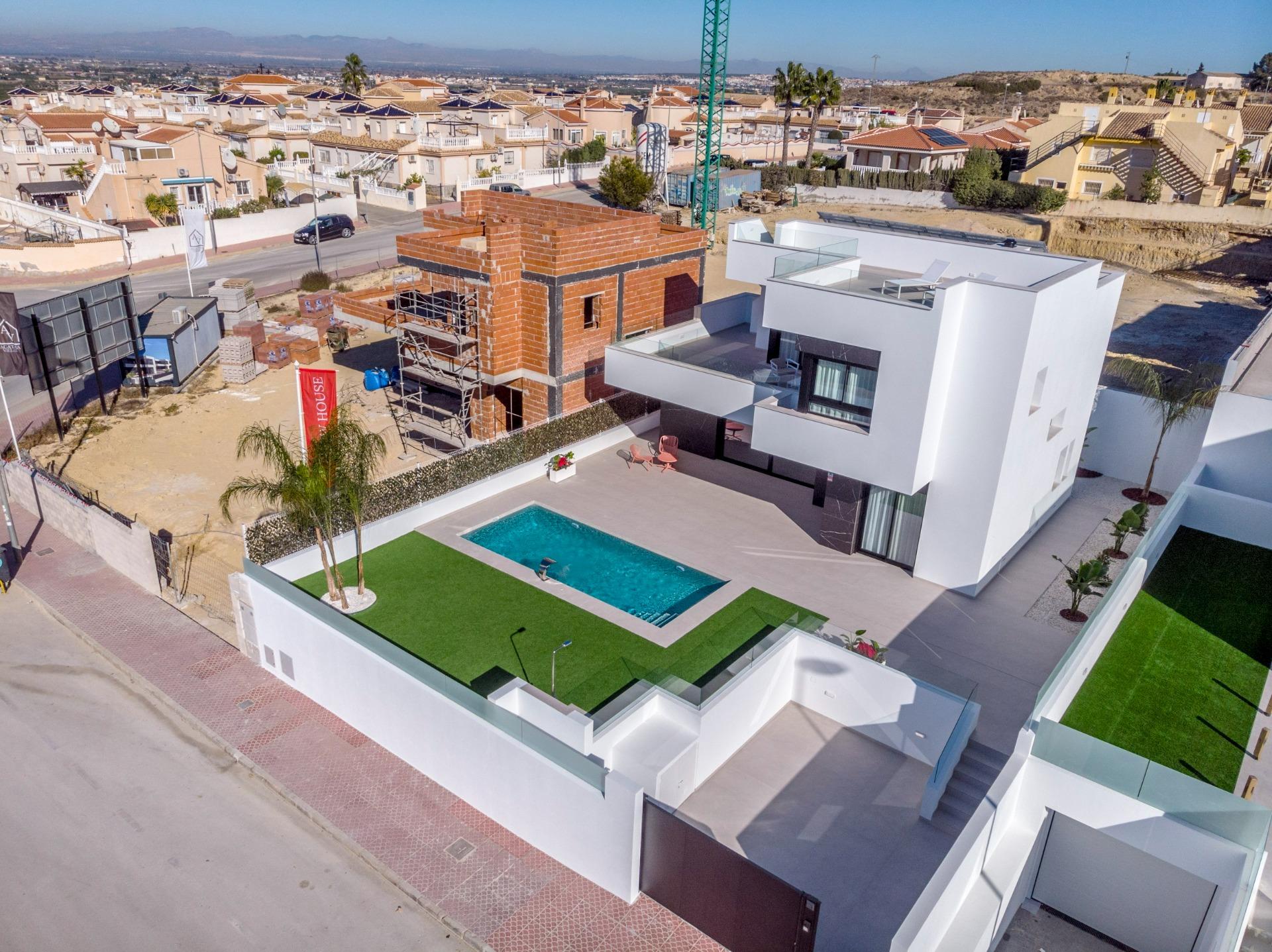 LUXURY VILLAS. NEW CONSTRUCTION. PILOT FLAT DONE.