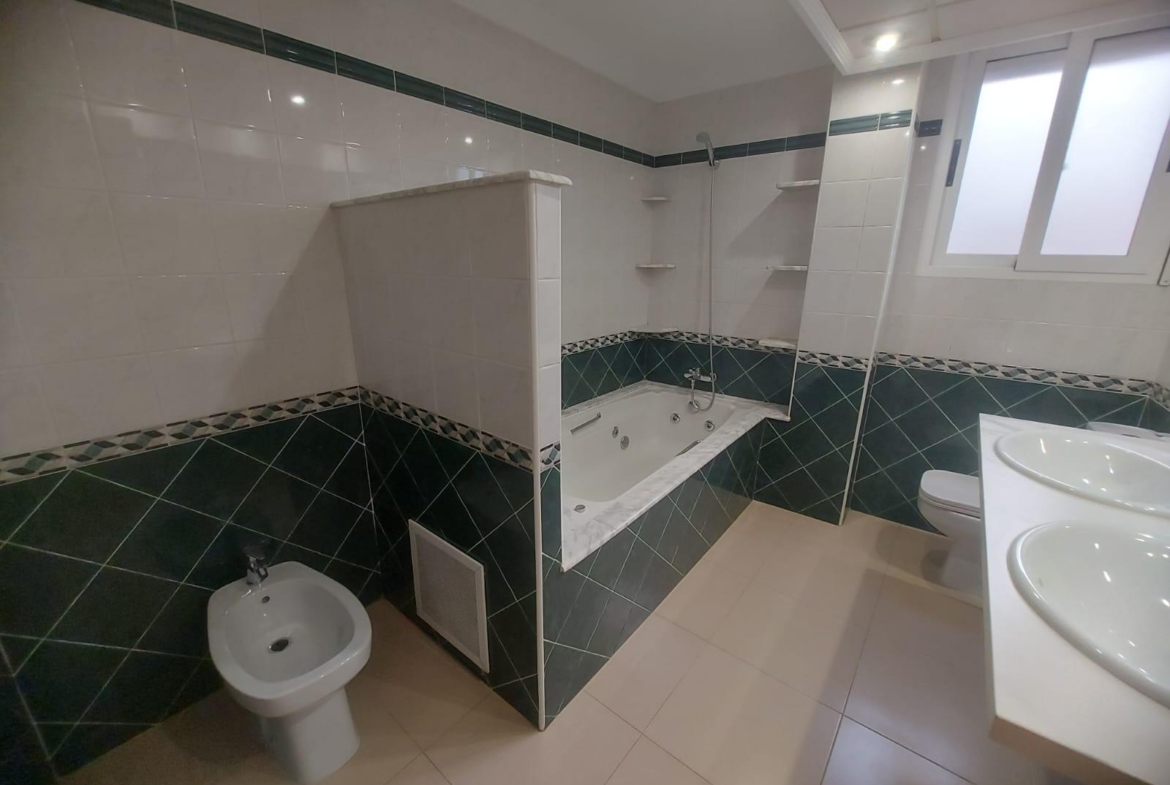 EDIFICIO EN ORIHUELA CIUDAD. 3 DORM. 2 BAÑOS. GARAJE. TRASTEROS