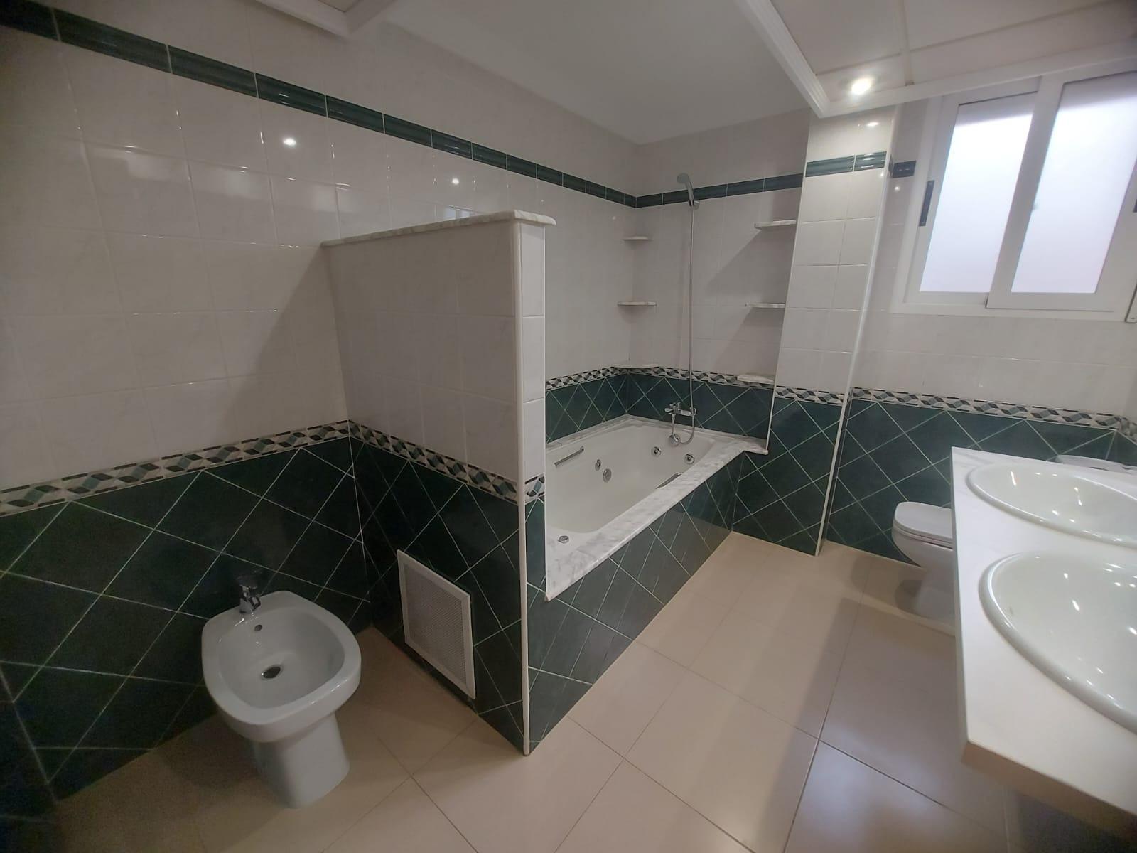3-28-29 EDIFICIO EN ORIHUELA CIUDAD. 3 DORM. 2 BAÑOS. GARAJE. TRASTEROS