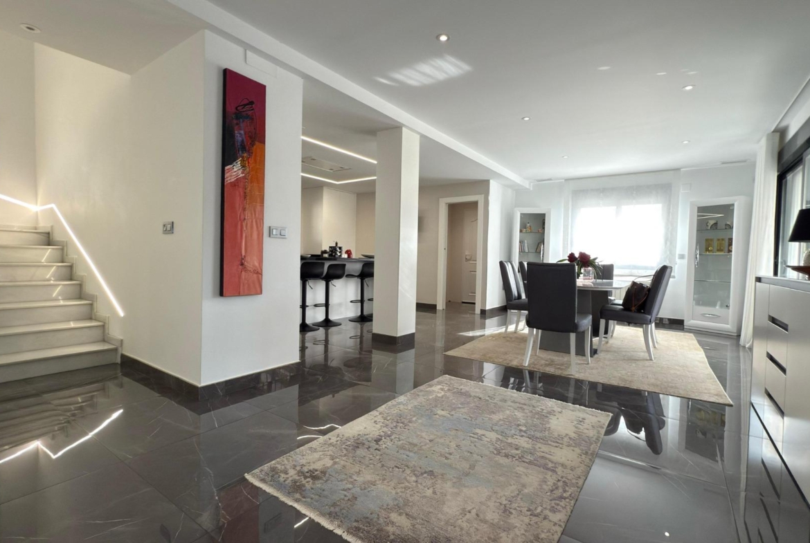 Detached villa with private pool and large plot