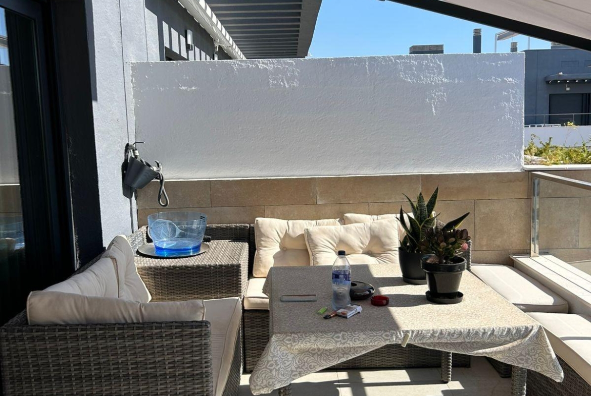ÁTICO EN PLAYA FLAMENCA CON SOLARIUM PRIVADO. 2 DORM. 2 BAÑOS. 80 M2 DE SUPERFICIE. PISCINAS COMUN.