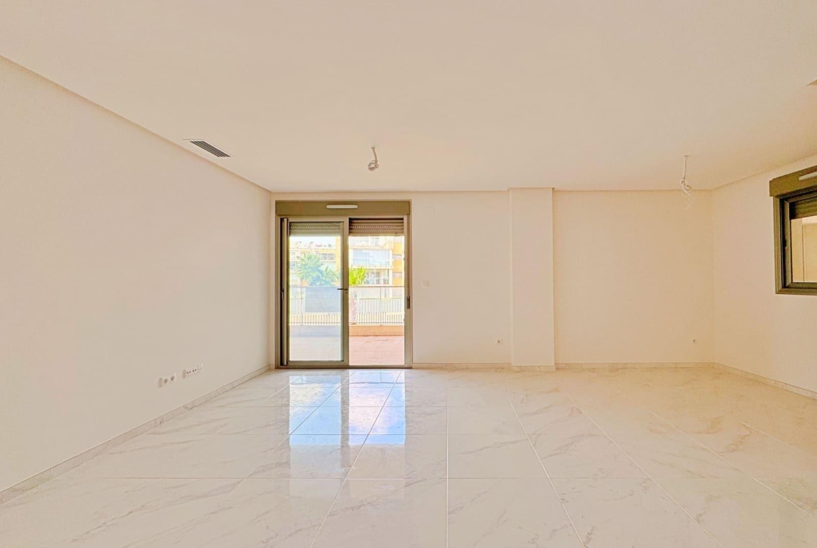 APARTAMENTO EN RESIDENCIAL GREEN HILS DE 2 DORM. 2 BAÑOS. PARKING INCLUIDO. PISCINA. GYM. SUPERFICIE 93 M2.