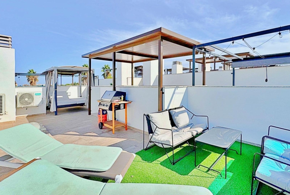 BUNGALOW EN LOS BALCONES CON ENORME SOLARIUM. 3 DORM. 3 BAÑOS. 113 M2 SUPERFICIE. PISCINA COMUNITARIA.
