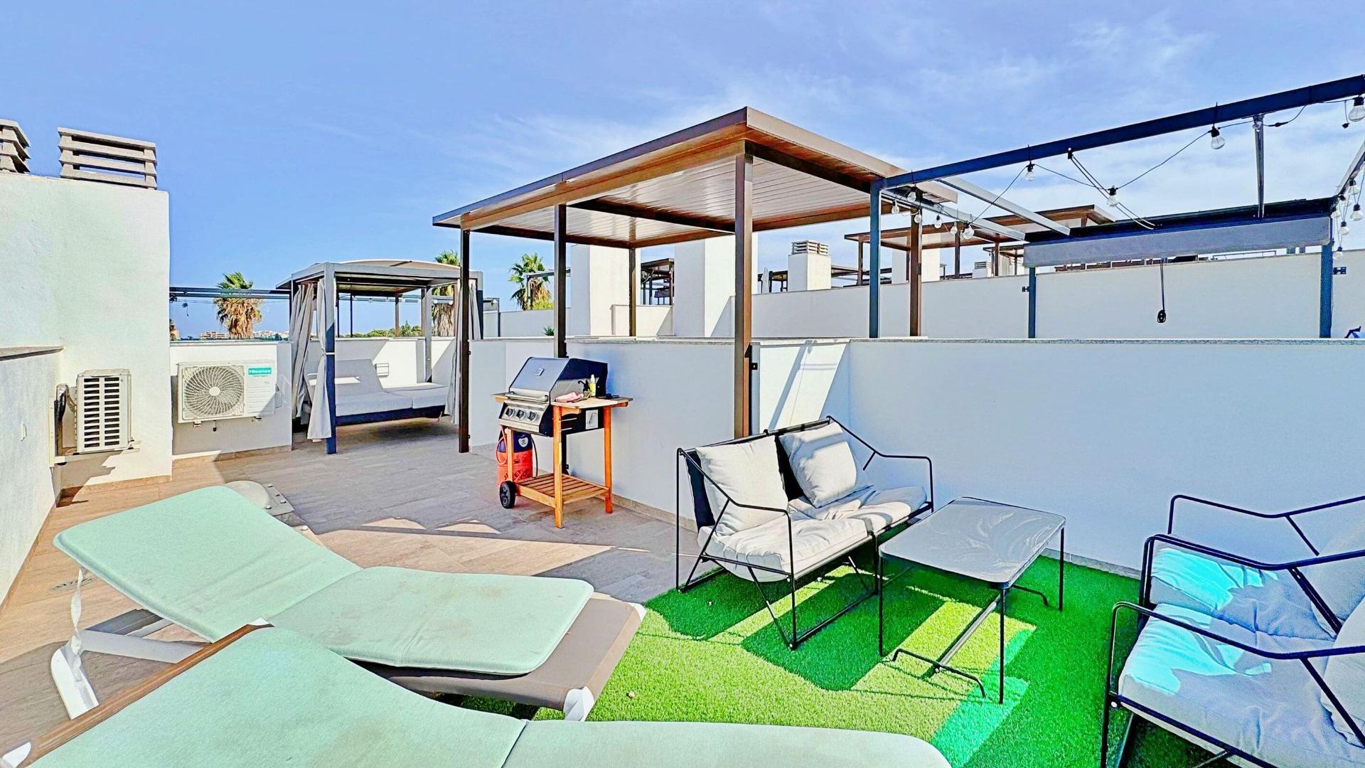BUNGALOW EN LOS BALCONES CON ENORME SOLARIUM. 3 DORM. 3 BAÑOS. 113 M2 SUPERFICIE. PISCINA COMUNITARIA.