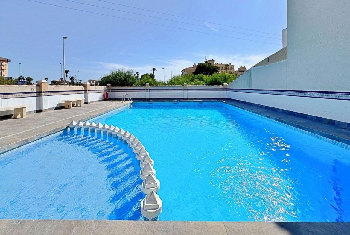 BUNGALOW PLANTA ALTA CON SOLARIUM DE 30 M2 Y A 650 METROS DE PLAYA LA ZENIA. 2 DORM. 1 BAÑO. PISCINA COMUNITARIA.