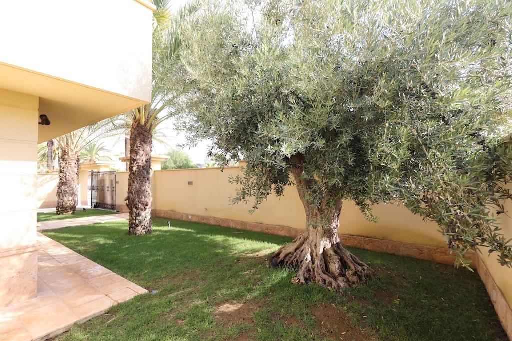 Cabo Roig Vrijstaande villa op een hoek grond van 415 m2 met twee straten