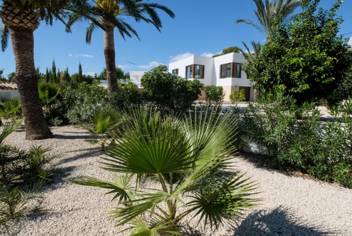 “Stunning Villa with scenic views to the sea and valle  in Altea”