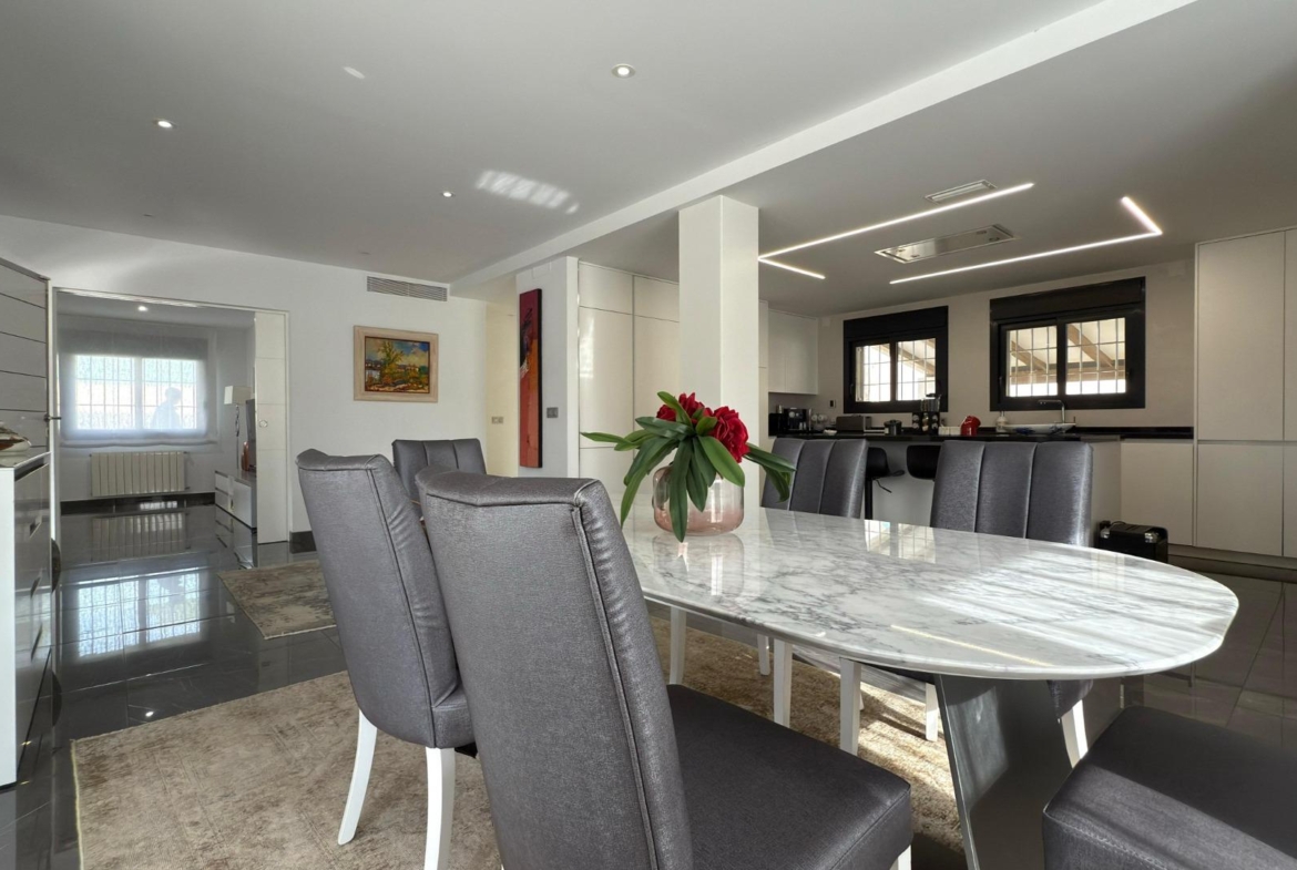 Detached villa with private pool and large plot