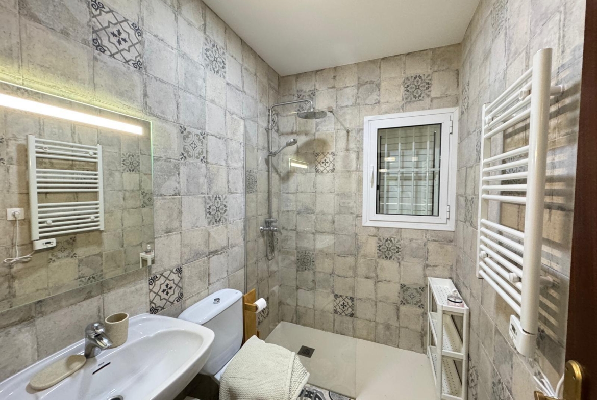 VILLA EN CABO ROIG A 800 METROS DE LA PLAYA CON PARCELA DE 890 M2. 3 DORM. 2 BAÑOS. PISCINA PRIVADA.