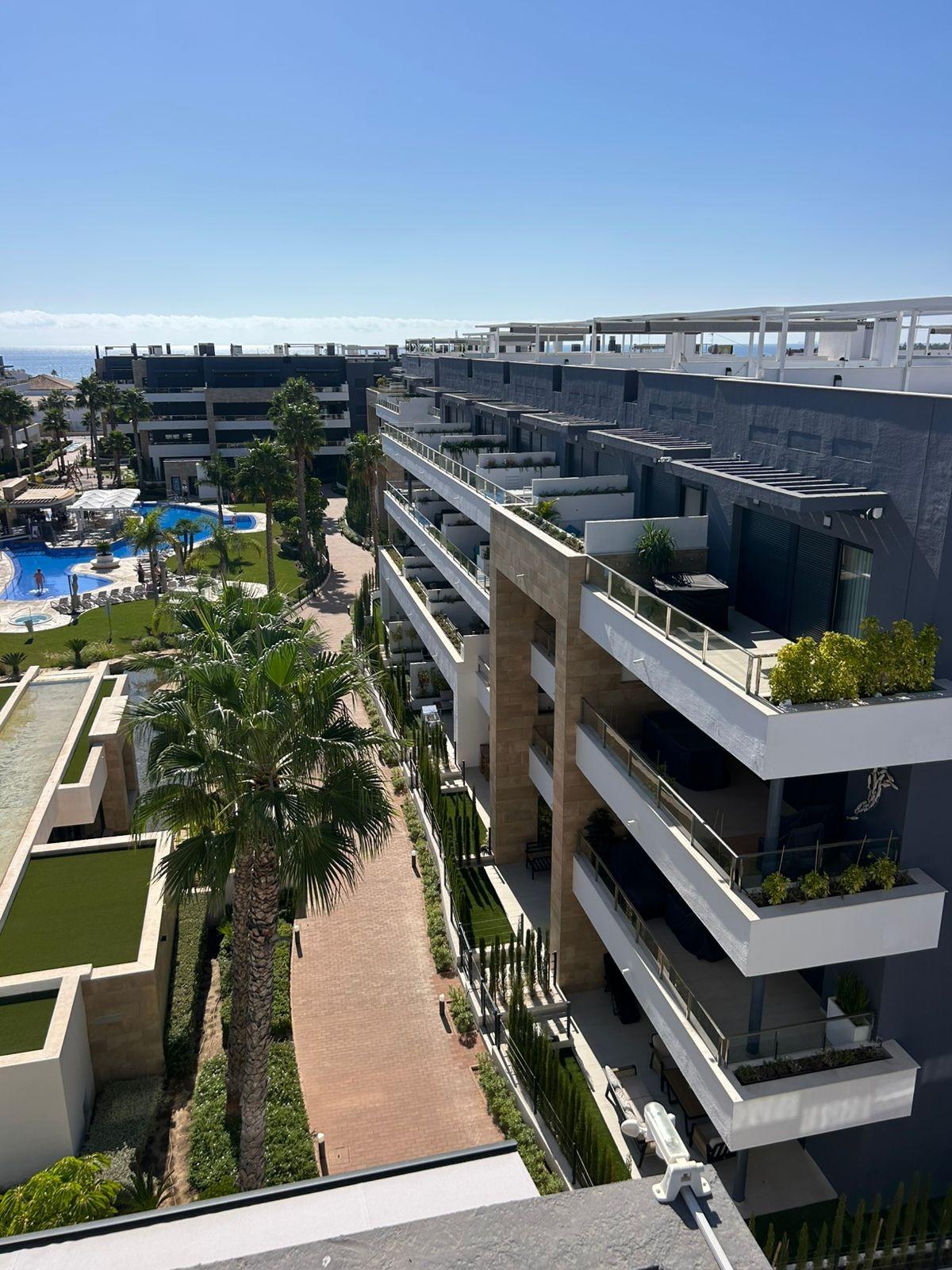 3-29-54 ÁTICO EN PLAYA FLAMENCA CON SOLARIUM PRIVADO. 2 DORM. 2 BAÑOS. 80 M2 DE SUPERFICIE. PISCINAS COMUN.