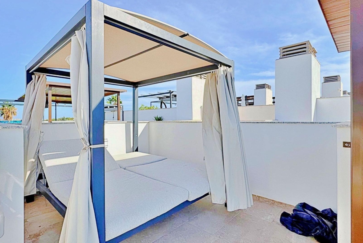BUNGALOW EN LOS BALCONES CON ENORME SOLARIUM. 3 DORM. 3 BAÑOS. 113 M2 SUPERFICIE. PISCINA COMUNITARIA.