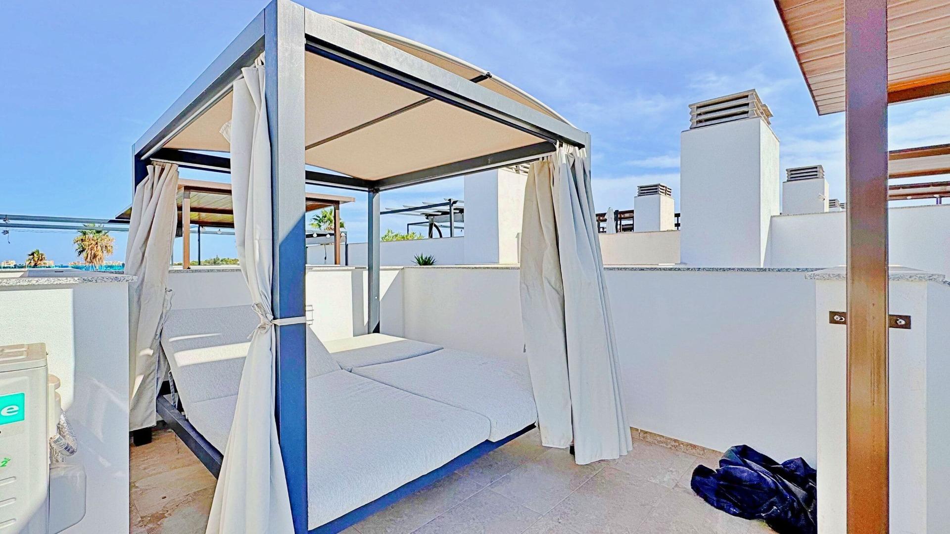 BUNGALOW EN LOS BALCONES CON ENORME SOLARIUM. 3 DORM. 3 BAÑOS. 113 M2 SUPERFICIE. PISCINA COMUNITARIA.