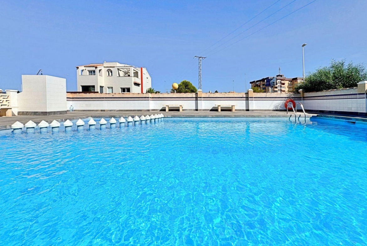 BUNGALOW PLANTA ALTA CON SOLARIUM DE 30 M2 Y A 650 METROS DE PLAYA LA ZENIA. 2 DORM. 1 BAÑO. PISCINA COMUNITARIA.
