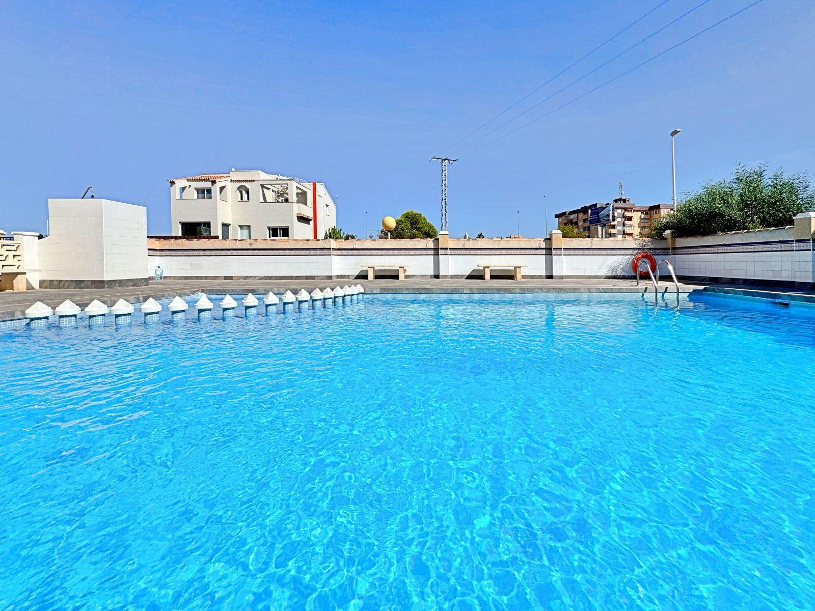 BUNGALOW PLANTA ALTA CON SOLARIUM DE 30 M2 Y A 650 METROS DE PLAYA LA ZENIA. 2 DORM. 1 BAÑO. PISCINA COMUNITARIA.