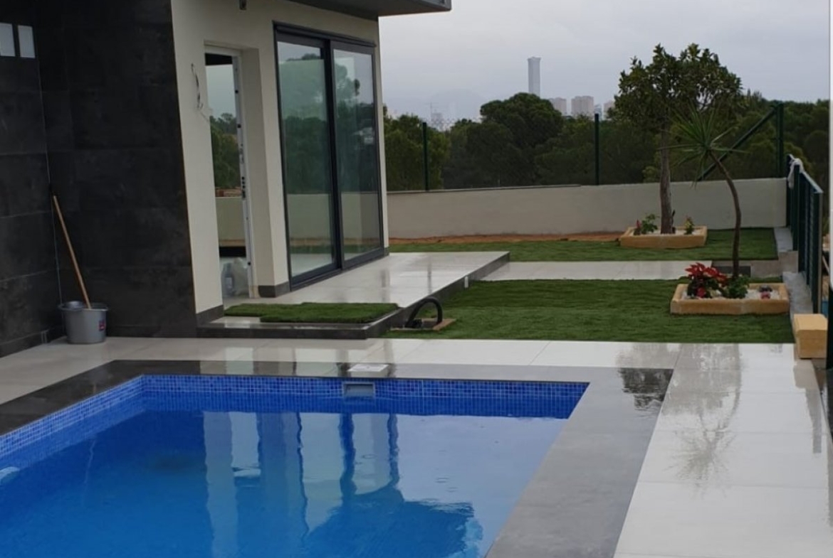 Budget villas with sea views in Finestrat