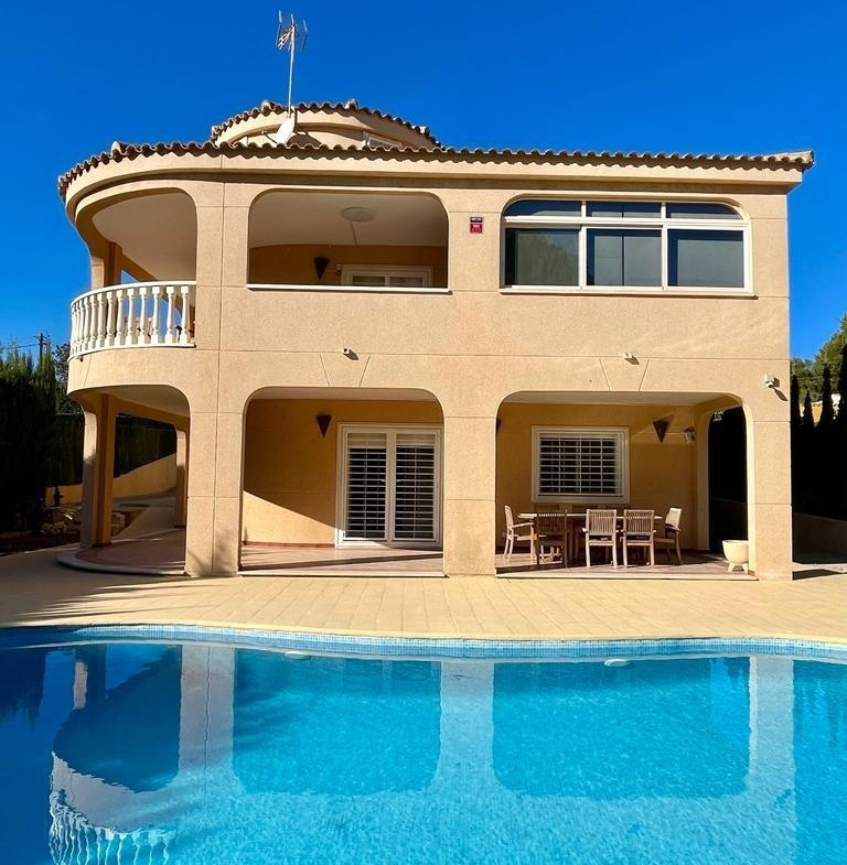 VILLA DE LUJO EN LOS BALCONES CON 950 M2 DE PARCELA. 5 DORM. 3 BAÑOS. PISCINA.