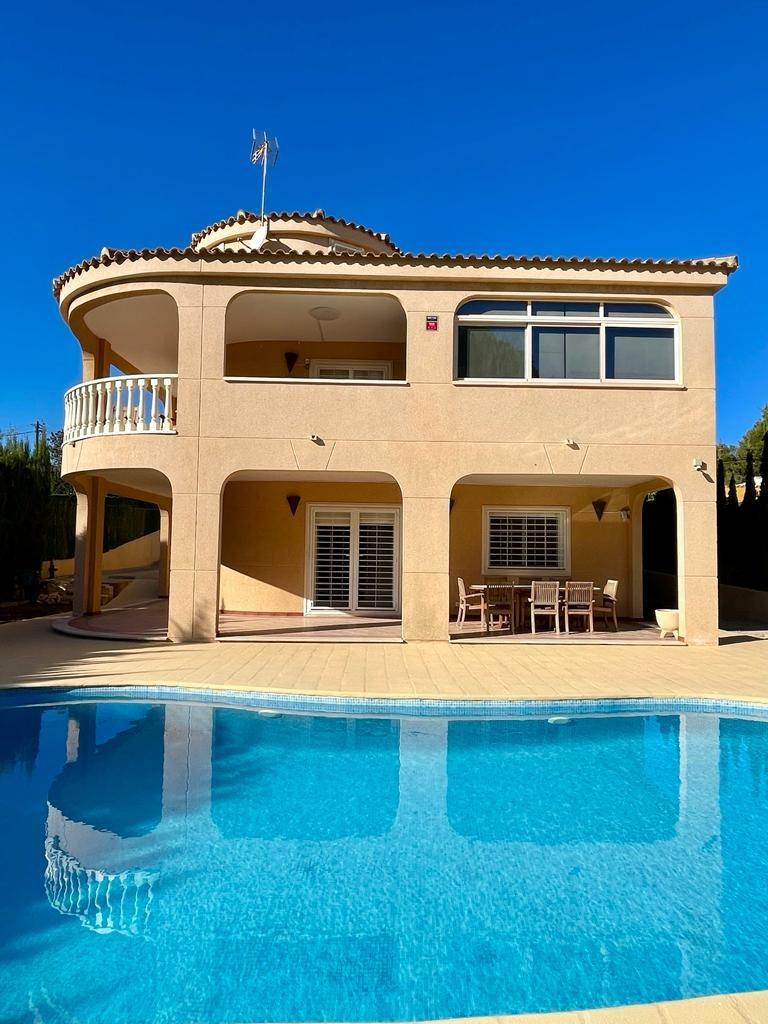 VILLA DE LUJO EN LOS BALCONES CON 950 M2 DE PARCELA. 5 DORM. 3 BAÑOS. PISCINA.