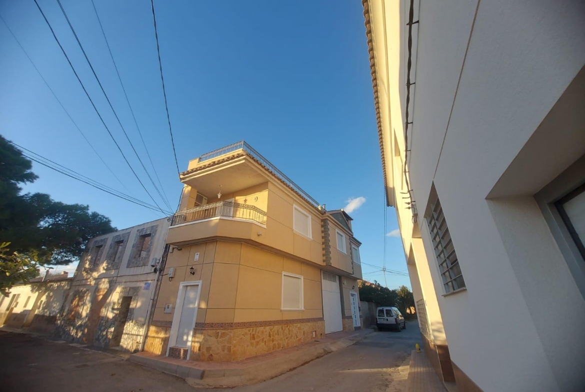 EDIFICIO EN ORIHUELA CIUDAD. 3 DORM. 2 BAÑOS. GARAJE. TRASTEROS