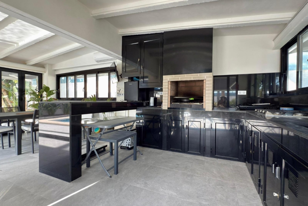 Detached villa with private pool and large plot