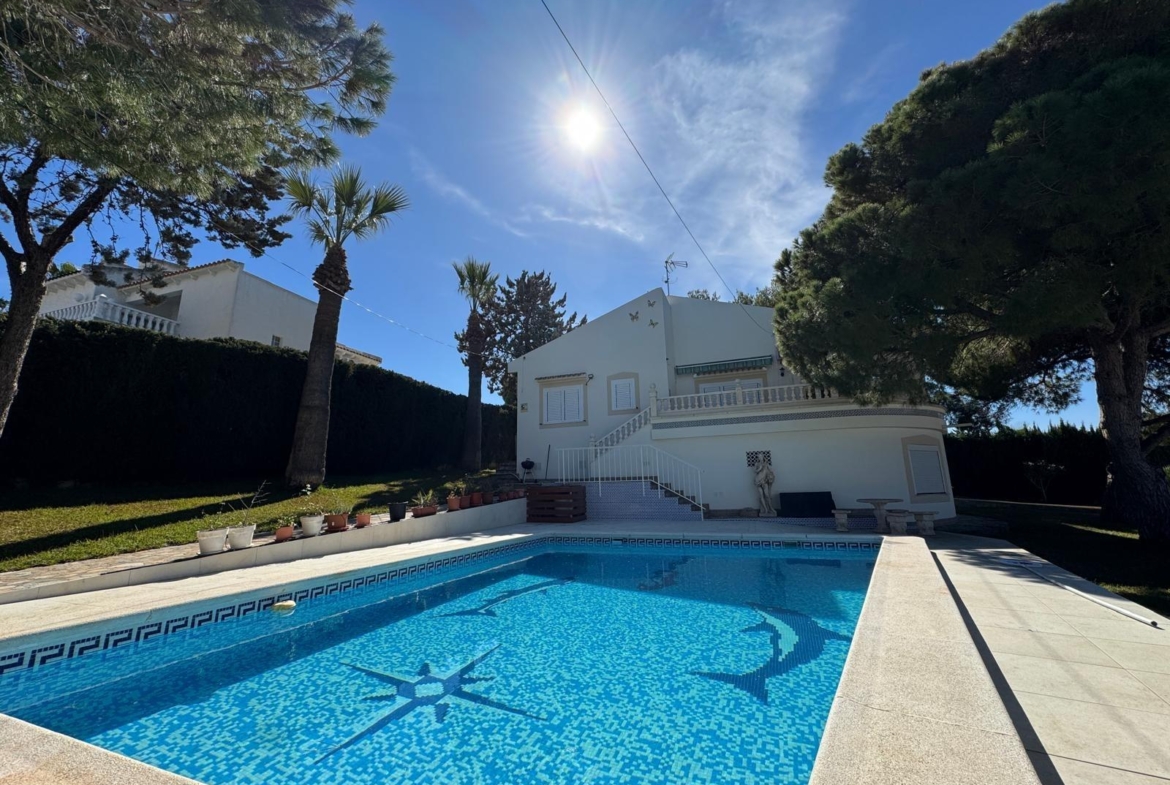 VILLA EN CABO ROIG A 800 METROS DE LA PLAYA CON PARCELA DE 890 M2. 3 DORM. 2 BAÑOS. PISCINA PRIVADA.