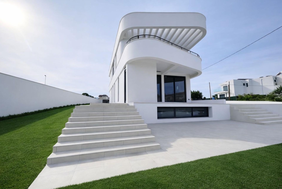 Exclusiva Vivienda Unifamiliar de Lujo en La Font – Entrega Prevista Septiembre 2025