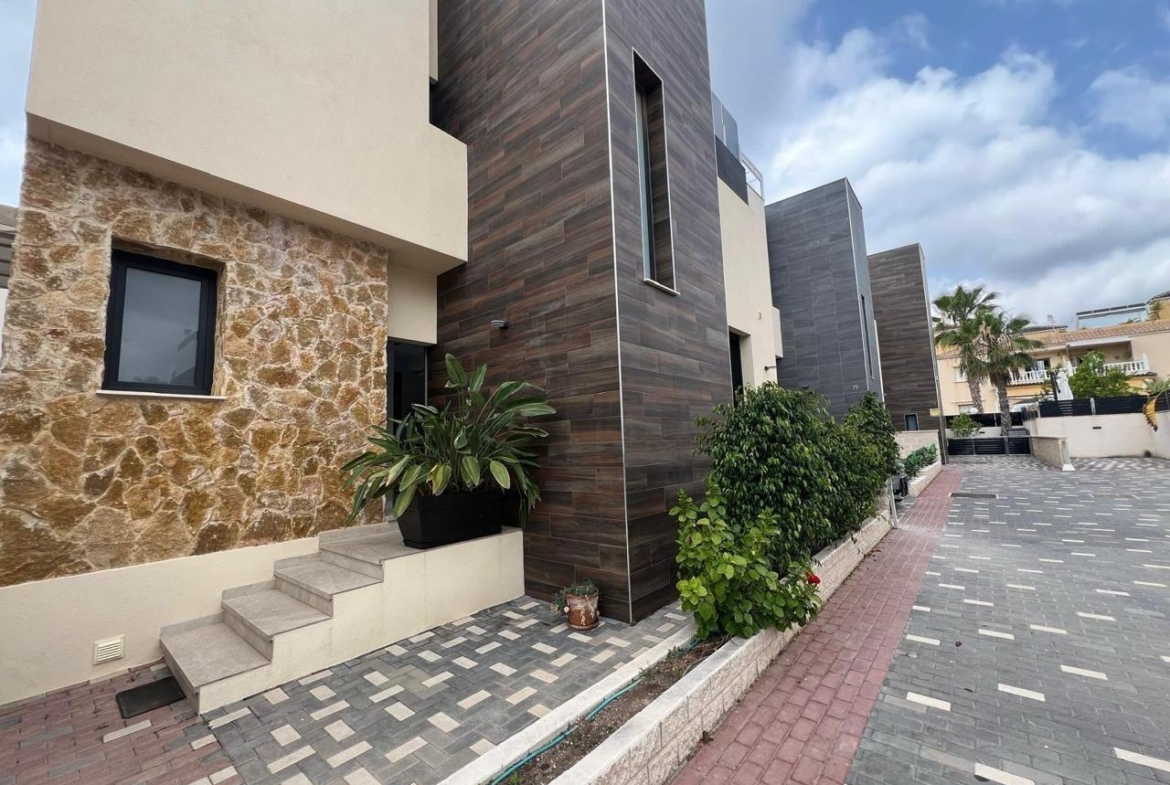 VILLA DE LUJO EN LOMAS DE CABO ROIG CON PISCINA PRIVADA Y PARCELA DE 200 M2. 3 DORM. 3 BAÑOS.