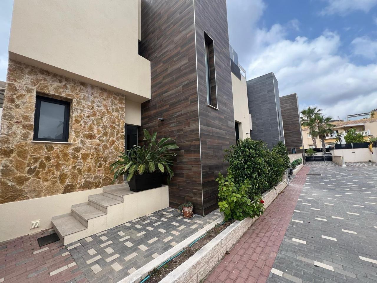 3-3-153 VILLA DE LUJO EN LOMAS DE CABO ROIG CON PISCINA PRIVADA Y PARCELA DE 200 M2. 3 DORM. 3 BAÑOS.