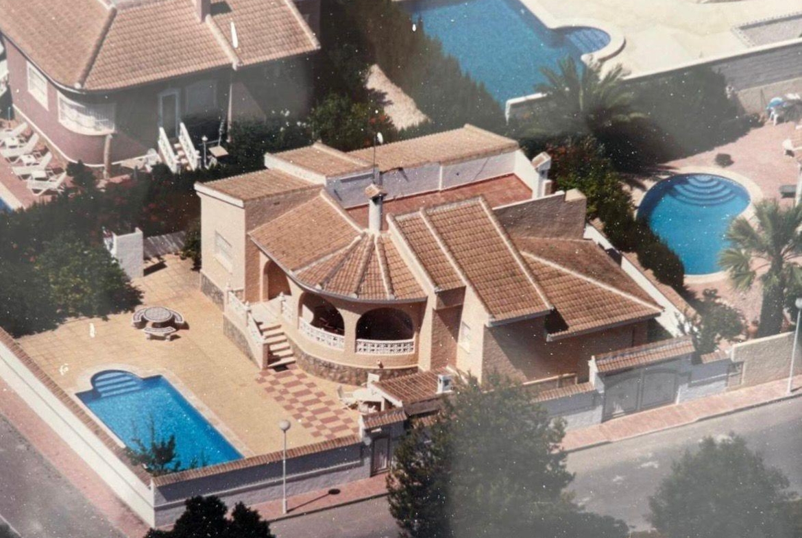VILLA ESTILO MEDITERRANEO EN CIUDAD QUESADA CON PARCELA DE 500 M2 Y PROPIA PISCINA. 3 DORM. 2 BAÑOS. 110 M2 DE CASA.