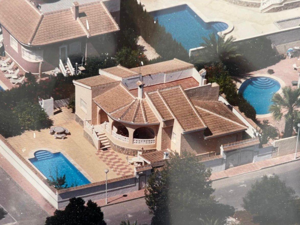 VILLA ESTILO MEDITERRANEO EN CIUDAD QUESADA CON PARCELA DE 500 M2 Y PROPIA PISCINA. 3 DORM. 2 BAÑOS. 110 M2 DE CASA.